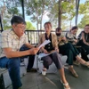 Các sinh viên trao đổi với phóng viên Thông tấn xã Việt Nam về việc đã hoàn tất học phí và thi tốt nghiệp nhưng không được cấp bằng Đại học đúng thời hạn. (Ảnh: TTXVN phát)