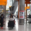 Hành khách tại sân bay Heathrow ở London (Anh). (Ảnh: AFP/TTXVN)