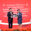 Chủ tịch Quốc hội Vương Đình Huệ tặng quà lưu niệm Đại học Hoàng gia Rajabhat Udon Thani. (Ảnh: Doãn Tấn/TTXVN)