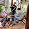 Đặng Ngọc Bảo (áo trắng, gạch đỏ) bị bắt quả tang đang nhận 9,8 triệu đồng. (Nguồn: VTC)