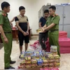 Lực lượng Công an huyện Ea H'leo lấy lời khai của đối tượng Nguyễn Sỹ Hùng (đeo kính). (Nguồn: Đắk Lắk)