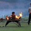 Chiến sỹ đặc công tập luyện công phá vật liệu cứng và nguy hiểm nhằm rèn luyện tính gan dạ trong chiến đấu. (Ảnh: An Đăng/TTXVN)