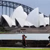 Người dân tập thể dục tại khu vực Cầu cảng Sydney, bang New South Wales (Australia). (Ảnh: AFP/TTXVN)