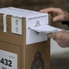 Cử tri bỏ phiếu trong cuộc bầu cử Tổng thống tại điểm bầu cử ở Buenos Aires (Argentina), ngày 22/10/2023. (Ảnh: AFP/TTXVN)