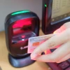 Nhân viên y tế Trung tâm Y tế quận Hải Châu (thành phố Đà Nẵng) quét mã QR trên căn cước công dân của bệnh nhân. (Ảnh: Văn Dũng/TTXVN)