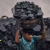 Thu nhặt than đá tại một khu mỏ ở ngoại ô Dhanbad (Ấn Độ), (Ảnh: AFP/TTXVN)