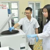 Tiến sỹ Ngô Ngọc Hải - Nghiên cứu viên của Viện Nghiên cứu Hệ Gen (Viện Hàn lâm Khoa học và Công nghệ Việt Nam) thực hiện phân tích mẫu nghiên cứu về đa dạng nguồn gen. (Ảnh: Minh Đức/TTXVN)