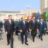 Ông Hoàng Công Thùy và ông Vương Dũng tại Cửa khẩu Quốc tế Móng Cái. (Ảnh: TTXVN phát)