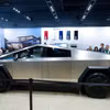 Chiếc Cybertruck mới được trưng bày tại một cửa hàng của Tesla ở San Diego, California (Mỹ) ngày 20/11/2023. (Nguồn: Reuters)