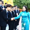 Phó Chủ tịch nước Võ Thị Ánh Xuân gặp mặt các học sinh đạt giải Olympic và khoa học kỹ thuật quốc tế năm 2023. (Ảnh: Lâm Khánh/TTXVN)