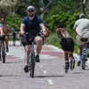 Người dân tập thể dục tại Miami (Mỹ), ngày 16/7/2023. (Ảnh: AFP/TTXVN)