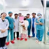 Bé gái được xuất viện trong niềm vui của gia đình và đội ngũ y bác sỹ. (Ảnh: TTXVN phát)