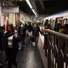 Hành khách tại nhà ga tàu điện ngầm ở Paris (Pháp), ngày 7/3/2023. (Ảnh: AFP/TTXVN)