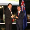 Tổng Lãnh sự Việt Nam tại bang New South Wales, bang Nam Australia và bang Queensland Nguyễn Đăng Thắng trao quà lưu niệm cho Nghị sỹ Ron Hoenig, Bộ trưởng Chính quyền Địa phương, Lãnh đạo Hạ viện trong Hội đồng Lập pháp bang New South Wales, Phó Chủ tịch