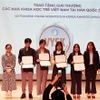 Ban Tổ chức trao giải cho năm ứng viên có thành tích nghiên cứu nổi bật nhất. (Ảnh: Trần Quang/TTXVN)
