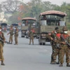 Binh sỹ gác trên đường phố tại Naypyidaw (Myanmar). (Ảnh: AFP/TTXVN)