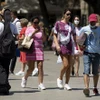 Người dân trên đường phố Barcelona (Tây Ban Nha). (Ảnh: AFP/TTXVN)