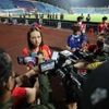 Nữ trưởng đoàn đội U23 Thái Lan Madam Pang trả lời phóng vấn báo chí sau trận đấu. Ảnh: Thanh Tùng - TTXVN
