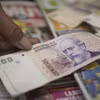 Đồng tiền mệnh giá 100 peso của Argentina. (Ảnh: AFP/TTXVN)