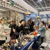 Khách tham quan các sản phẩm thủ công mỹ nghệ của Việt Nam tại hội chợ. (Ảnh: Trường Dụy/TTXVN)