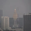 Khói mù bao trùm thủ đô Bangkok (Thái Lan) ngày 18/4/2023. (Ảnh: AFP/TTXVN)