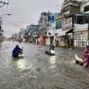 Nước ngập lút bánh xe mô tô trên đường Kha Vạn Cân (thành phố Thủ Đức, Thành phố Hồ Chí Minh). (Ảnh: Hồng Giang/TTXVN)