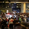 Mọi người tập trung bên ngoài một bệnh viện tại Beirut sau khi loạt máy nhắn tin phát nổ. (Nguồn: Reuters)