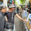 Người dân, du khách tham quan Triển lãm. (Ảnh: Thu Hương/TTXVN)