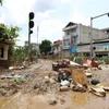 Bùn đất và rác tràn ngập trên đường trong sáng 12/9. (Ảnh: Tuấn Anh/TTXVN)