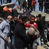 Chuyển nạn nhân bị thương sau cuộc không kích của Israel xuống Dải Gaza ngày 31/3/2024. (Ảnh: THX/TTXVN)