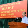 Chủ tịch UBND Thành phố Hồ Chí Minh Phan Văn Mãi phát biểu tại tại buổi họp mặt. (Ảnh: Thanh Vũ/TTXVN)