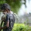 Trẻ em chơi đùa với nước để giải nhiệt trong ngày nắng nóng tại Ấn Độ, ngày 28/5. (Ảnh: AFP/TTXVN)