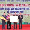 Phó Chủ tịch UBND tỉnh Thanh Hóa Đầu Thanh Tùng trao Chứng nhận công nhận Danh mục Di sản Văn hóa Phi Vật thể Quốc gia Lễ hội Mường Khô cho lãnh đạo huyện Bá Thước. (Nguồn: Báo Thanh Hóa)