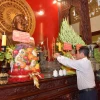 Phó Chủ tịch HĐND tỉnh An Giang Đỗ Tấn Kiết dâng hương tưởng nhớ Chủ tịch Tôn Đức Thắng. (Ảnh: Công Mạo/TTXVN)