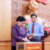 Bí thư Tỉnh ủy Lai Châu, Giàng Páo Mỷ cùng Chủ tịch UBND tỉnh Lê Văn Lương ủng hộ đồng bào bị thiệt hại do cơn bão số 3. (Ảnh: Quý Trung/TTXVN)