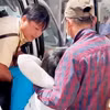 Cảnh sát Giao thông dùng xe đặc chủng hỗ trợ đưa người bệnh đi cấp cứu kịp thời. (Nguồn: Báo An Giang)
