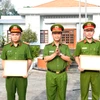 Thừa ủy quyền của Bộ trưởng Bộ Công an, Đại tá Phạm Thanh Tâm - Phó Giám đốc Công an tỉnh Long An trao tặng Bằng khen của Bộ Công an cho Đại úy Nguyễn Quốc Đạt và Đại úy Lê Đức Anh. (Nguồn: Báo Long An)