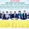 Thủ tướng Phạm Minh Chính chứng kiến ký kết giữa Tổng Công ty Cảng hàng không Việt Nam (ACV) với Ngân hàng Vietcombank, Ngân hàng BIDV, Ngân hàng Vietinbank. (Ảnh: Dương Giang-TTXVN)