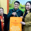 Phó Chủ tịch nước Võ Thị Ánh Xuân trao quà cho ông Đỗ Đức Tiếp, thương binh hạng 1/4 tổ dân phố An Bình, thị trấn Vũ Thư, huyện Vũ Thư, tỉnh Thái Bình. (Ảnh: Thế Duyệt/TTXVN)