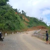 Sạt lở quốc lộ 4H tại km 218+750 thuộc địa phận bản Xi Nế, xã Mù Cả, khiến đất đá chắn ngang đường. (Ảnh: TTXVN phát)