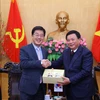 GS, TS Nguyễn Xuân Thắng tặng quà ông Park Cheol-hee, Giám đốc Học viện Ngoại giao Hàn Quốc. (Ảnh: Văn Điệp/TTXVN)
