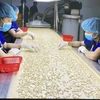 Công nhân lựa hạt điều chất lượng phục vụ cho xuất khẩu. (Ảnh: Hồng Nhung/TTXVN)
