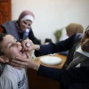 Trẻ em Palestine được uống vaccine phòng bại liệt tại trại tị nạn Al-Maghazi, miền Trung Dải Gaza ngày 2/9/2024. (Ảnh: THX/TTXVN)