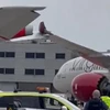 Đầu cánh máy bay chở khách của hãng hàng không Virgin Atlantic đã va chạm với một máy bay của hãng hàng không British Airways. (Nguồn: Sky)