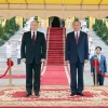 Chủ tịch nước Tô Lâm và Tổng thống Liên bang Nga Vladimir Putin trên bục danh dự, nghe quân nhạc cử Quốc thiều hai nước. (Ảnh: Nhan Sáng/TTXVN)