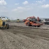 Đơn vị thi công dự án thành phần 3 cao tốc Biên Hòa-Vũng Tàu san lấp mặt bằng. (Ảnh: Hoàng Nhị/TTXVN)