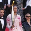 Iliana Rupert là một trong số những người cầm đuốc trên thảm đỏ của Cannes. (Nguồn: AP)