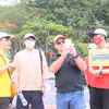Khách nước ngoài thăm quan khu vực Tượng đài Nữ tướng Lê Chân trong buổi giới thiệu “Hải Phòng- Free Walking tour.” (Ảnh: Minh Thu/TTXVN)
