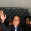 Cựu Thủ tướng Pakistan Nawaz Sharif (giữa) vẫy chào người ủng hộ tại Lahore ngày 9/2/2024. (Ảnh: AFP/TTXVN)