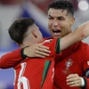 Ronaldo ăn mừng cùng Conceição sau bàn thắng quyết định giúp Bồ Đào Nha chiến thắng. (Nguồn: Getty Images)